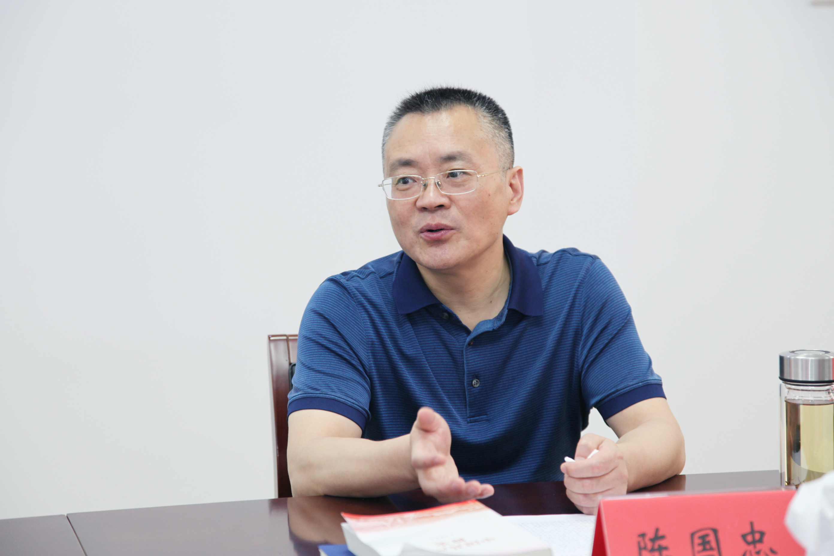 我校举行党委理论学习中心组学习会