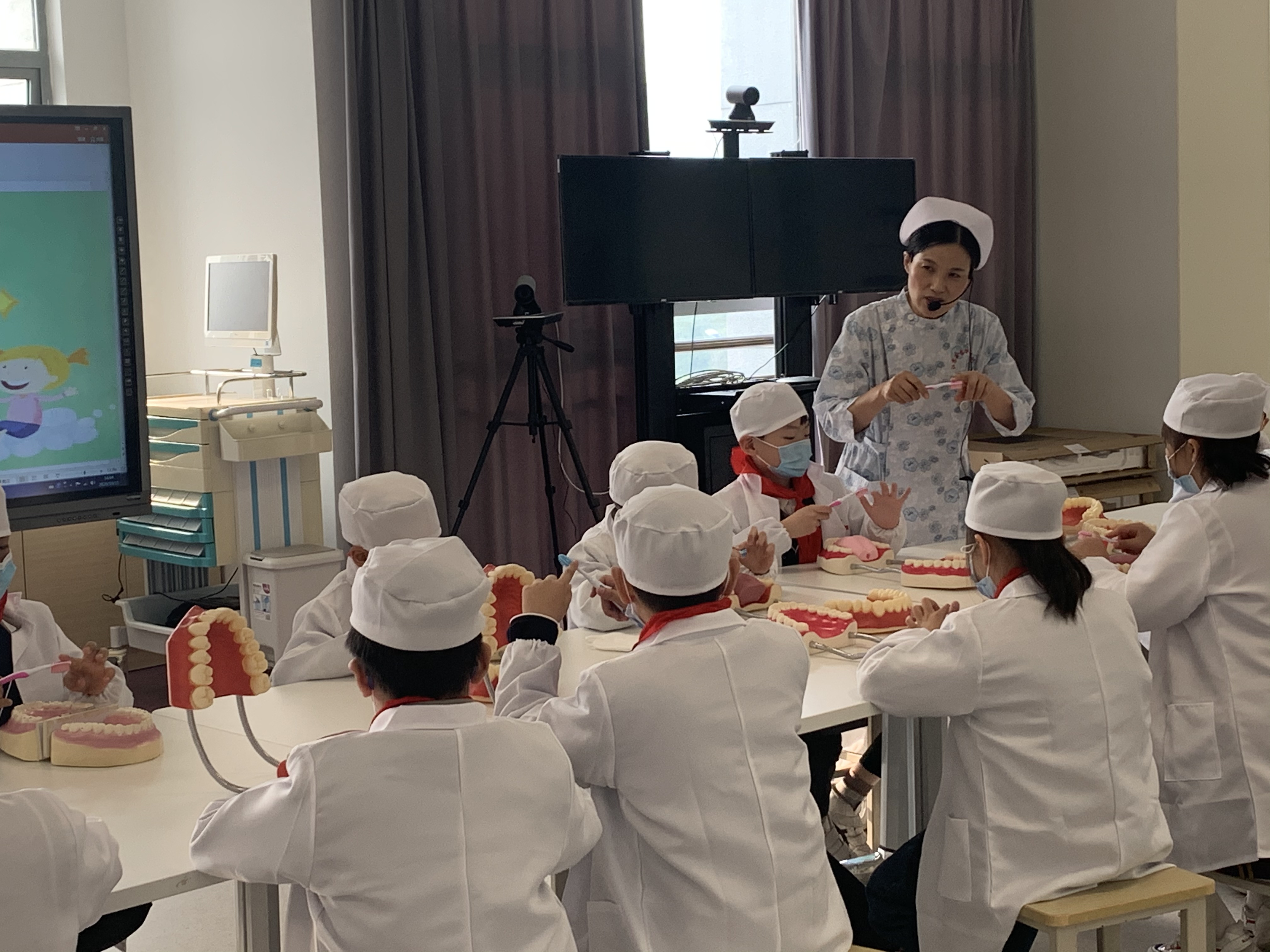 护理学院开展生命教育与健康管理职业体验课