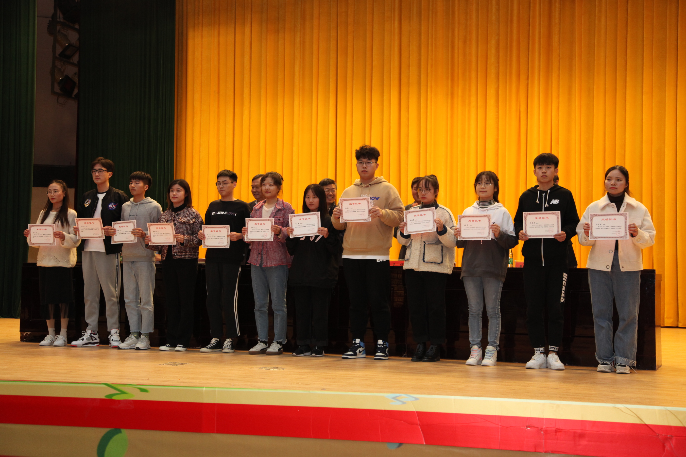 优秀学生标兵代表上台领奖