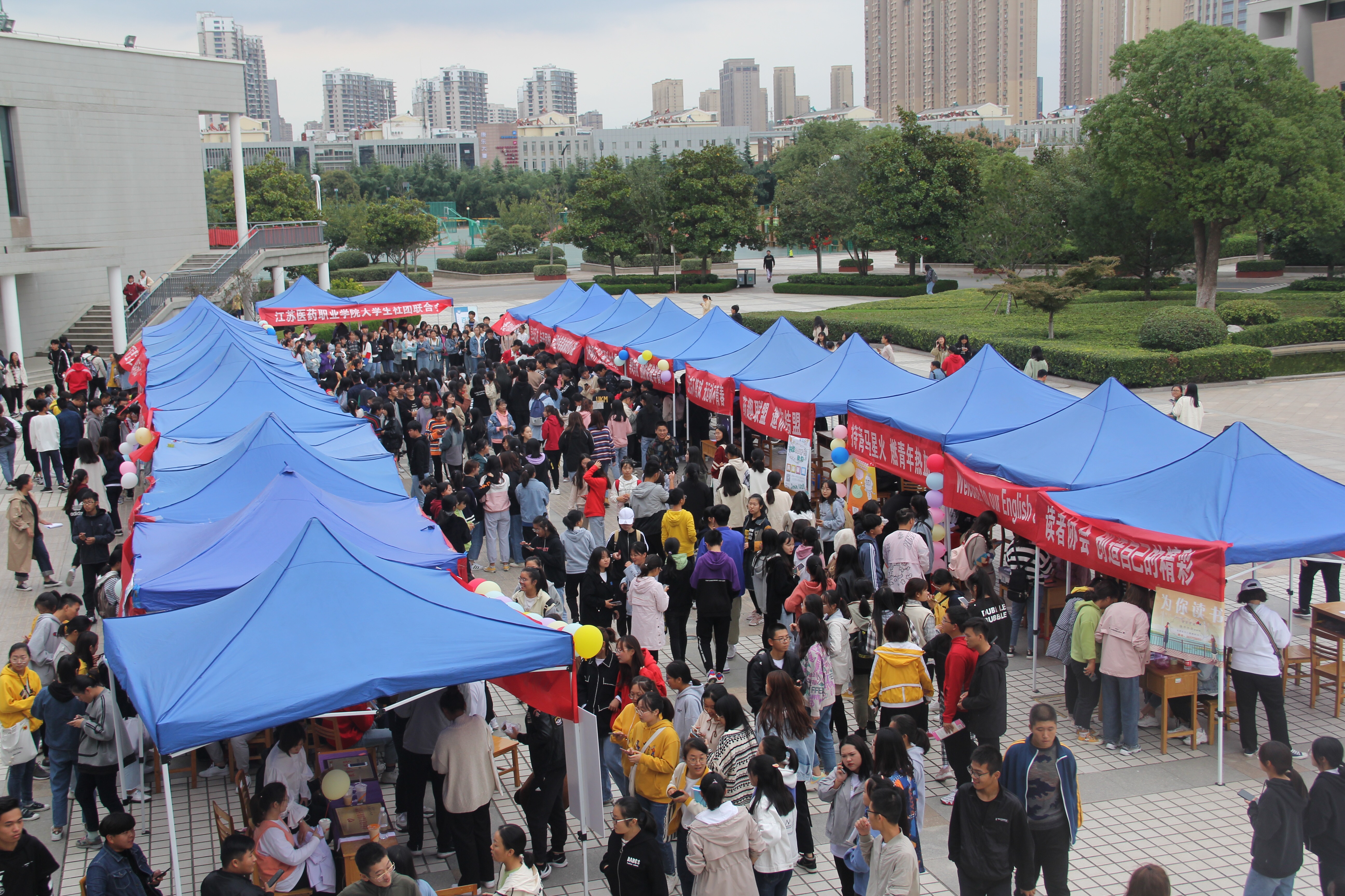 他强调,要一以贯之的重视学生社团活动